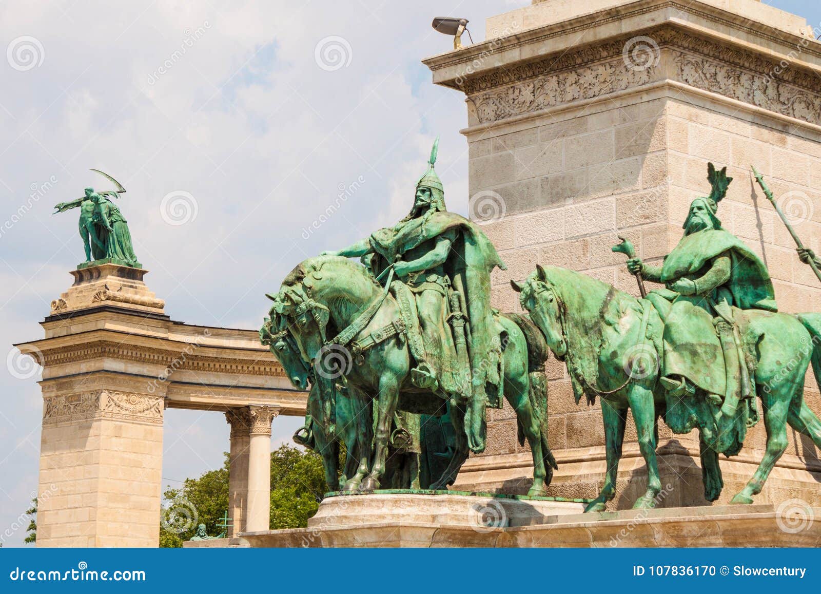 Statue Dei Sette Capi Degli Ungheresi Sul Quadrato Di Eroi a Budapest,  Ungheria Fotografia Stock - Immagine di libertà, equestre: 107836170