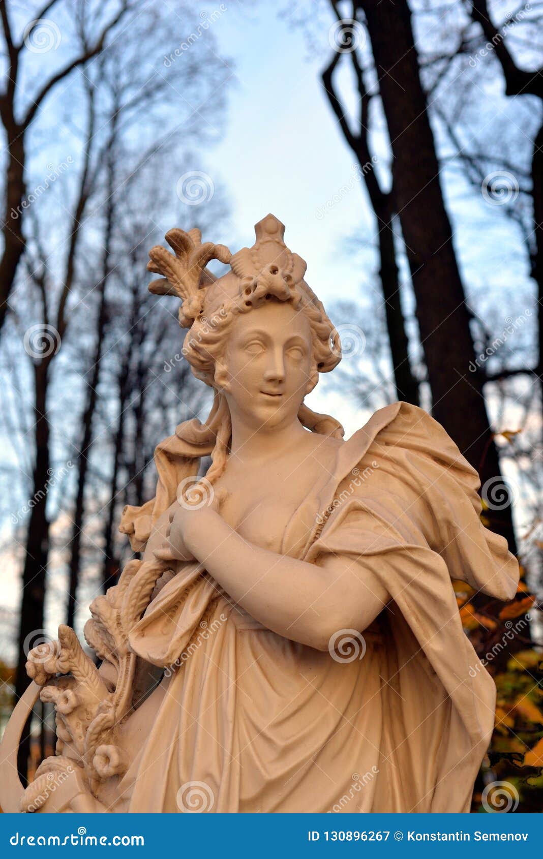 Statue Der Göttin Ceres Im SommerGarten Stockbild Bild von antike