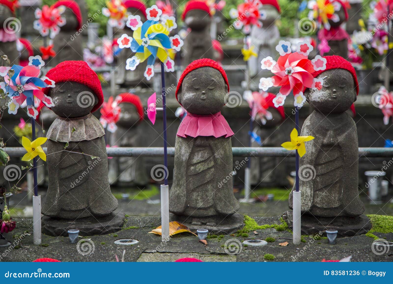 Statue di Jizo al parco di Shiba a Tokyo. Le statue di Jizo dei feti a Shiba parcheggiano a Tokyo