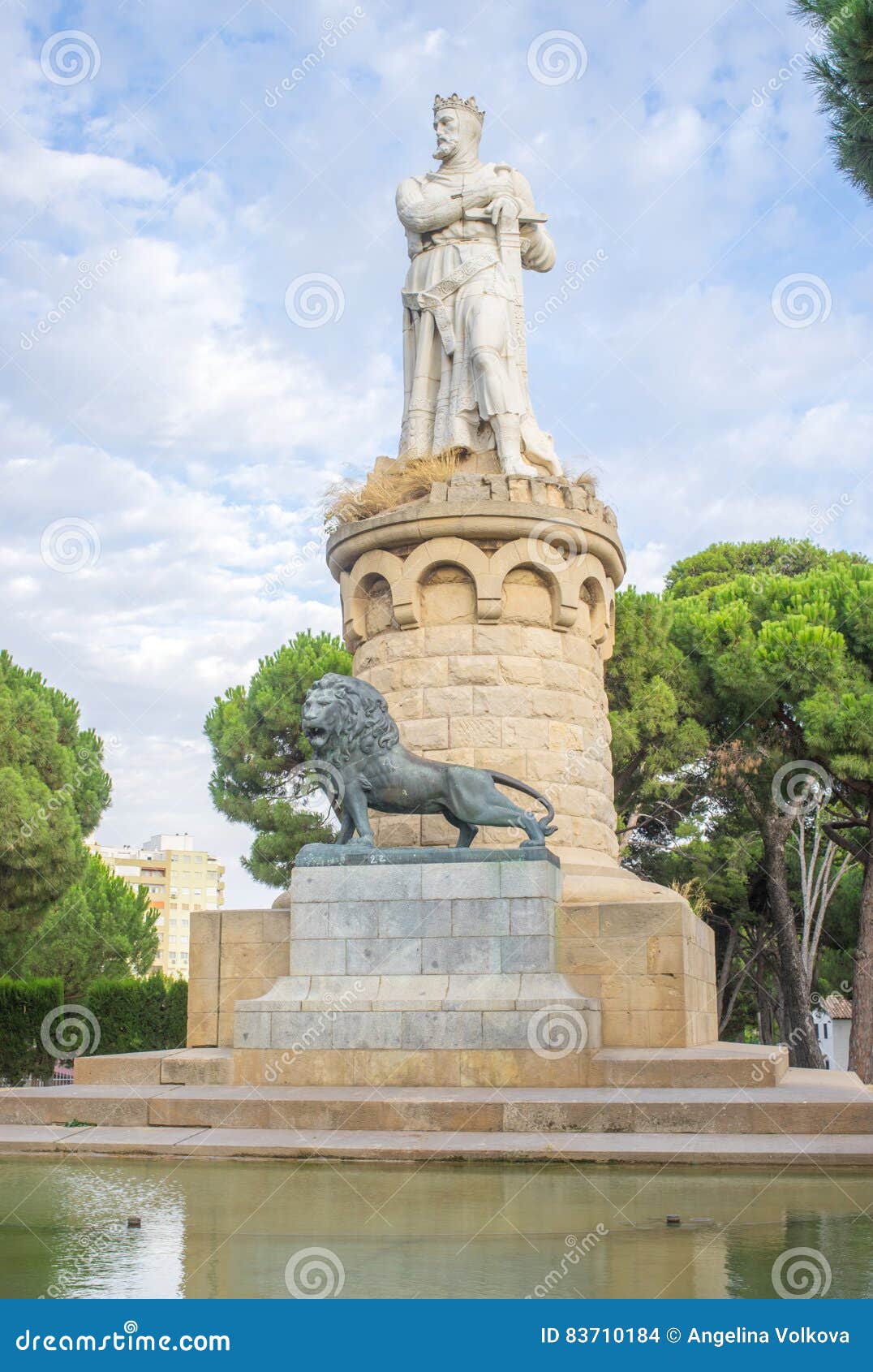 the statue of el batallador in the parque grande