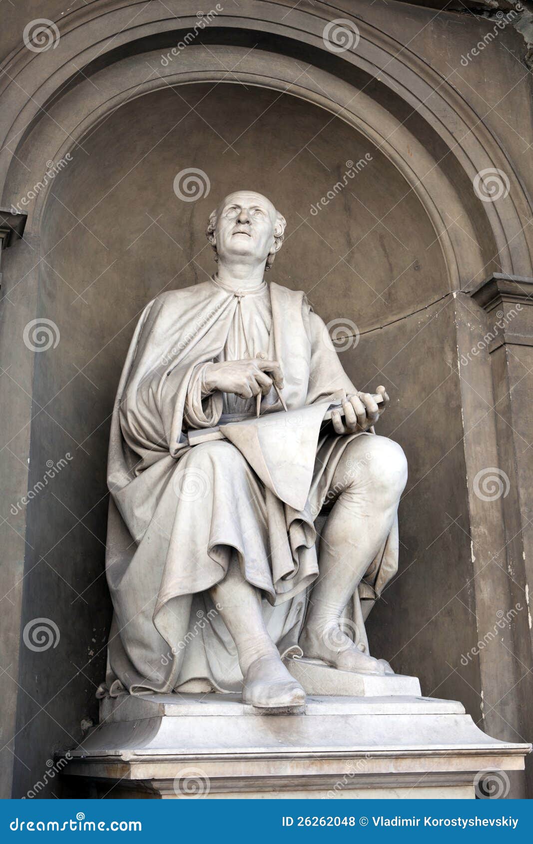 statue of filippo brunelleschi by luigi pampaloni.