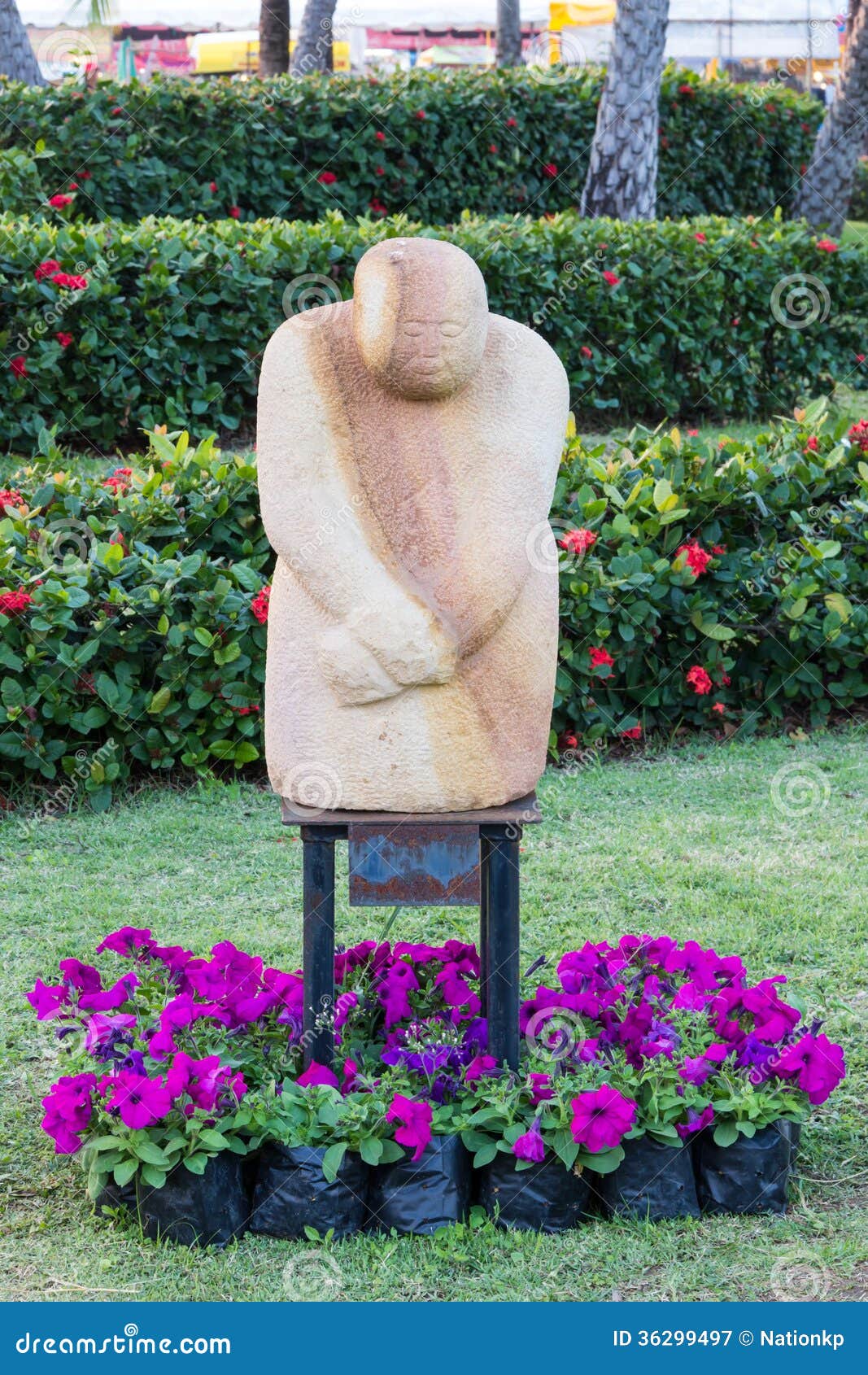 Statue in garden flower stock image. Image of romance 36299497