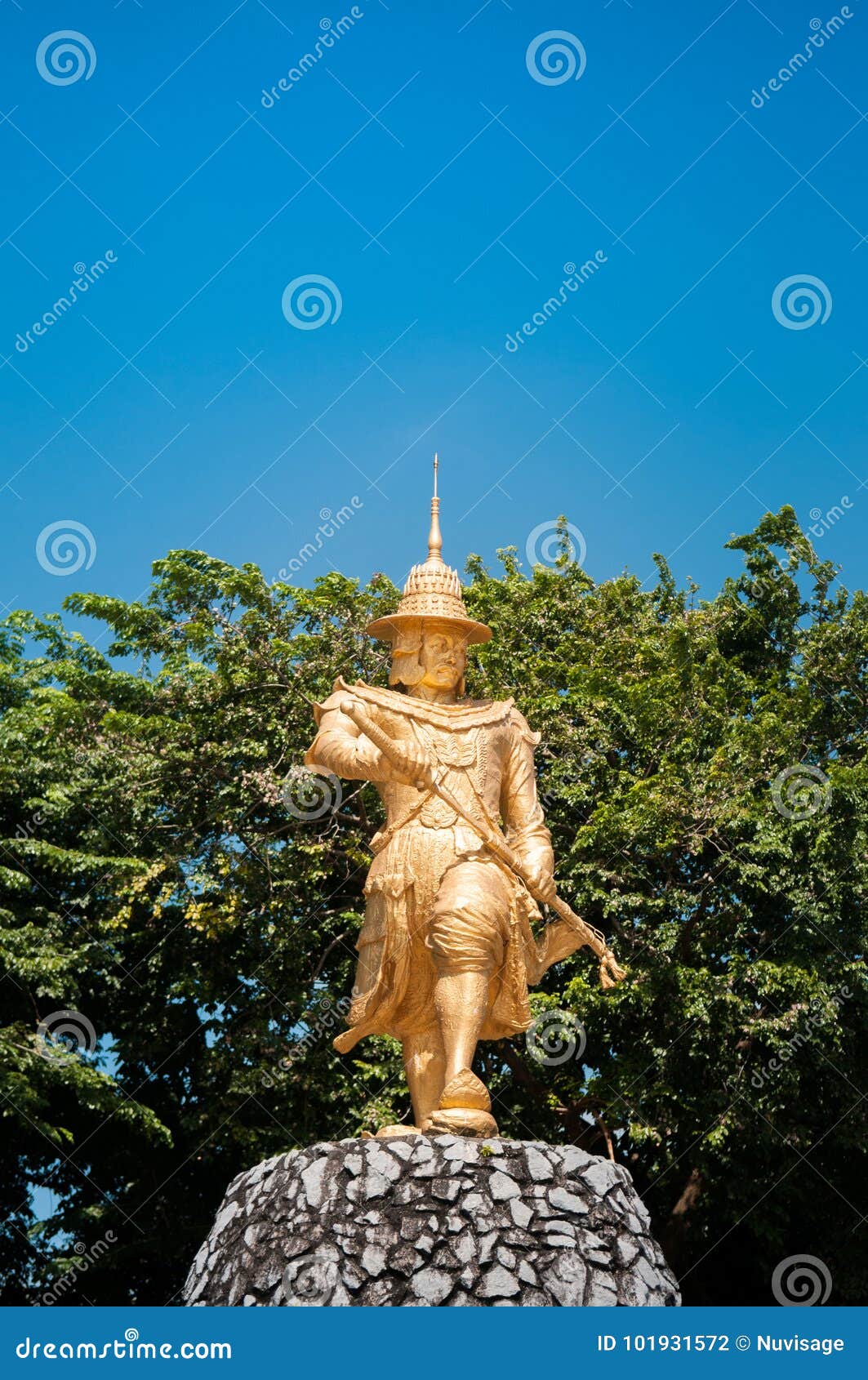 statue of king bayint naung - kawthaung, myanmar