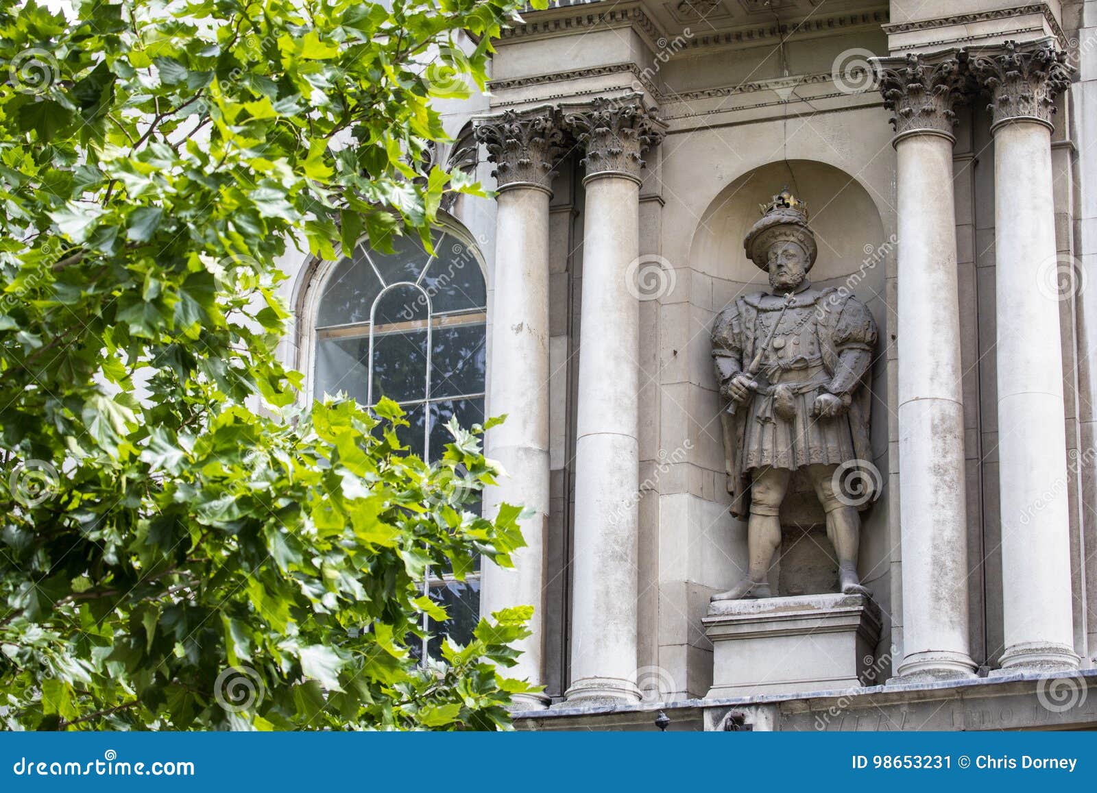 king henry viii statue in london