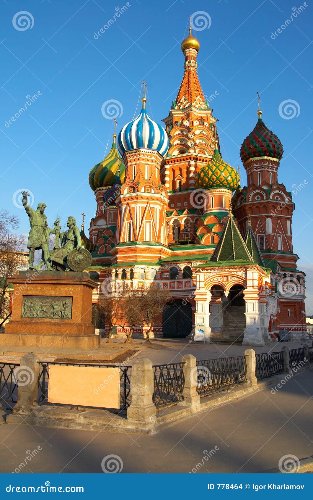 statue of kuzma minin and dmitry pozharsky at red square.