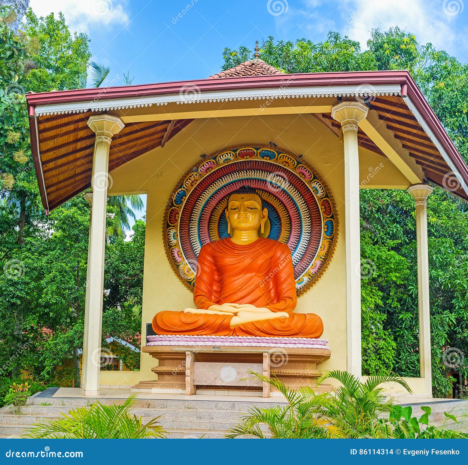 the statue of meditating buddha