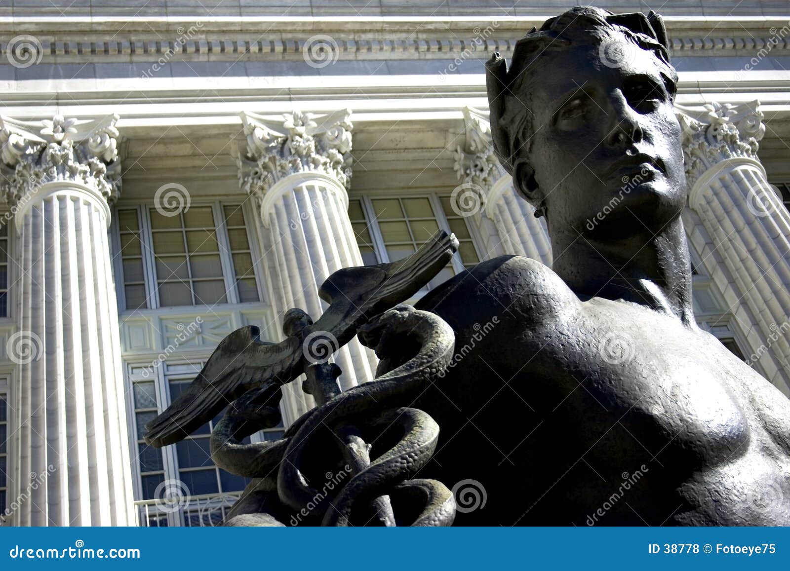 Statue mâle. Personnel mâle de fixation de statue avec les serpents et l'aigle devant des piliers de la capitale de l'État en ville de Jefferson, Missouri