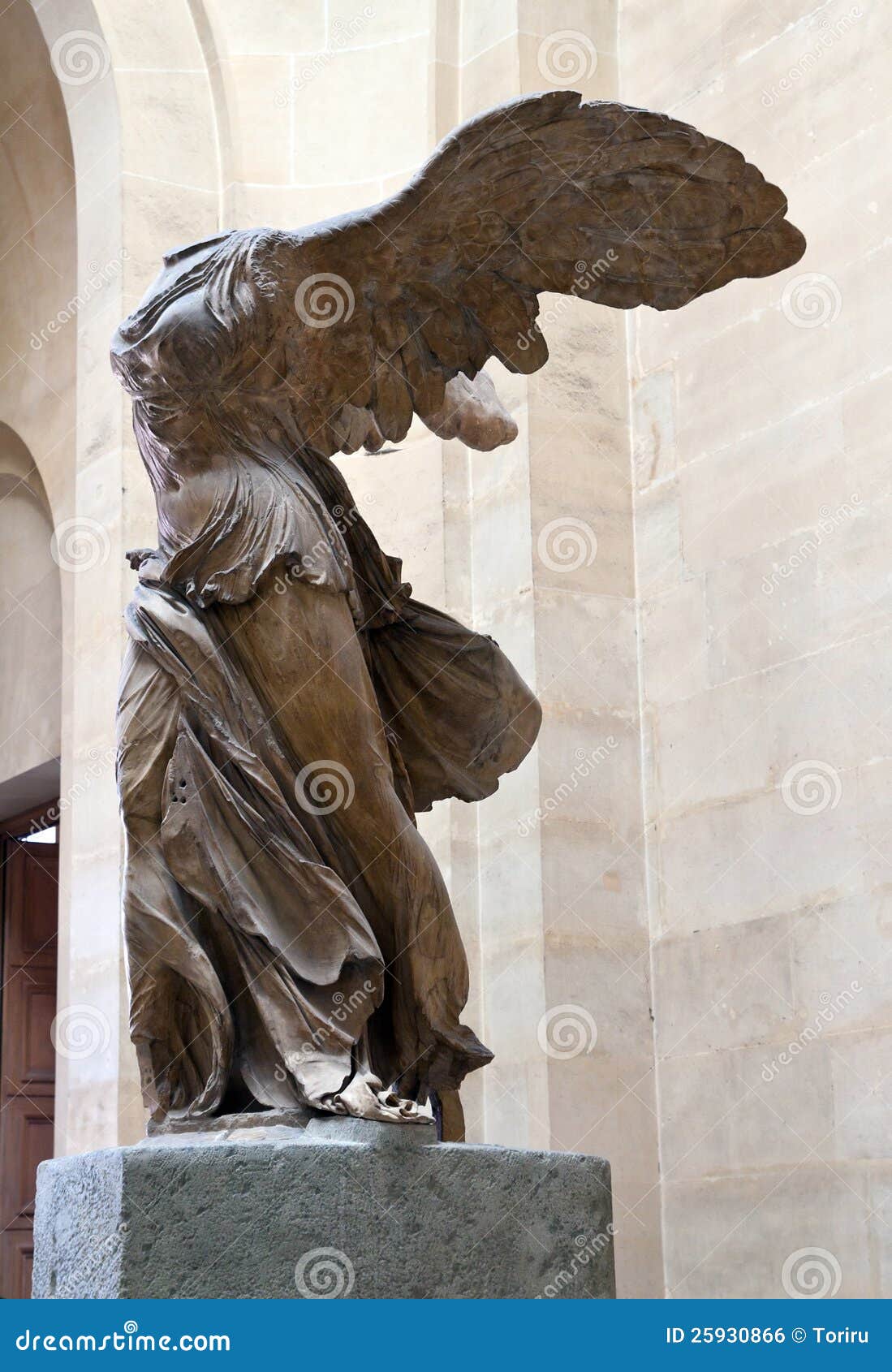 nike louvre statue