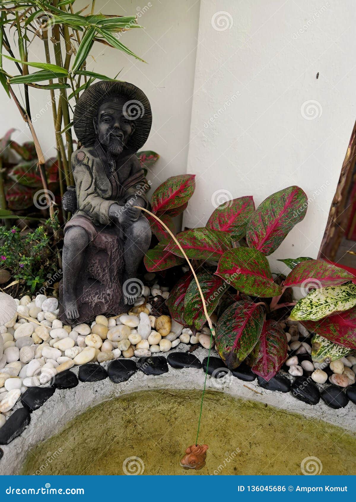 https://thumbs.dreamstime.com/z/statue-old-chinese-man-sitting-fish-pond-garden-decoration-front-yard-136045686.jpg