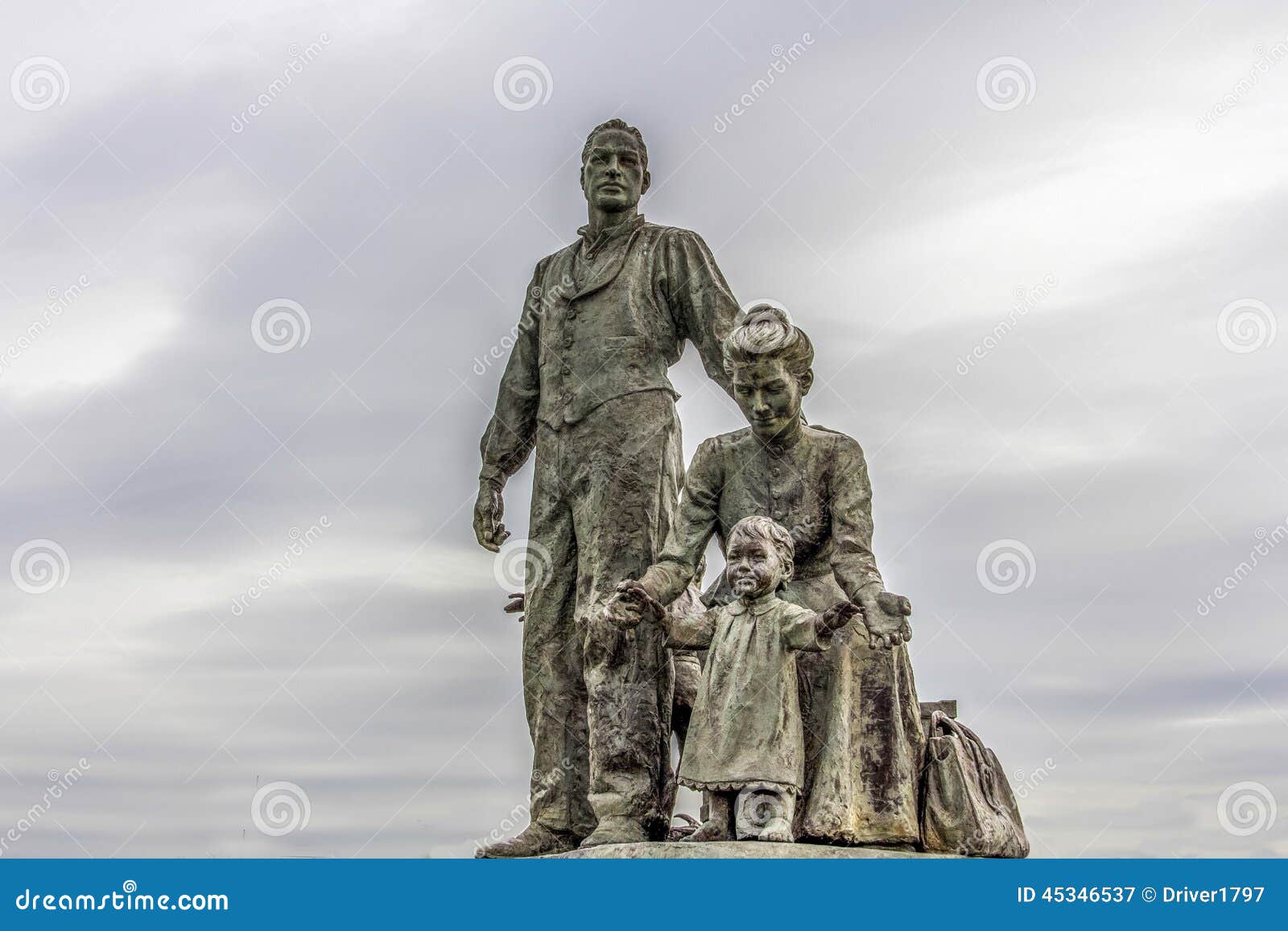 a statue of a polish immigrant family on the foreshore in hull