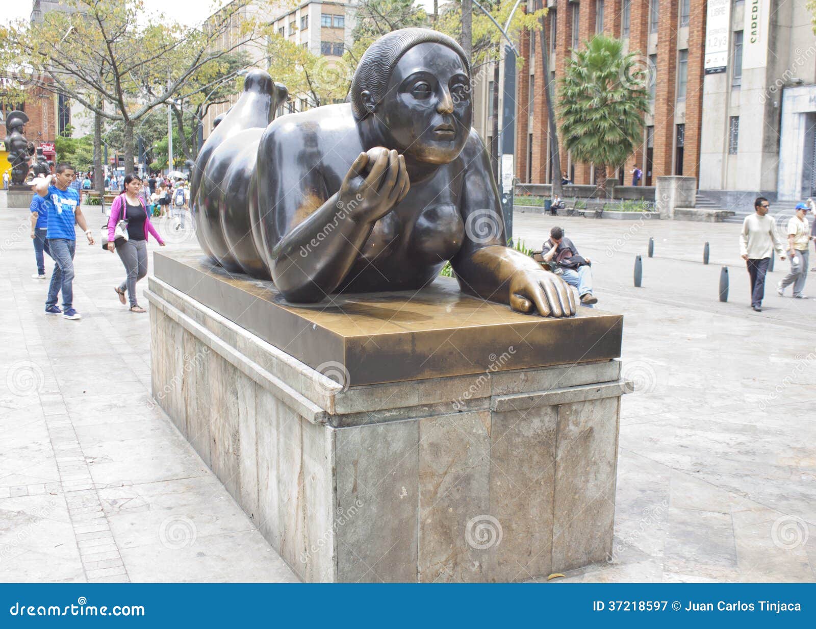Statue s in the Botero editorial photography. Image of bronze 37218597