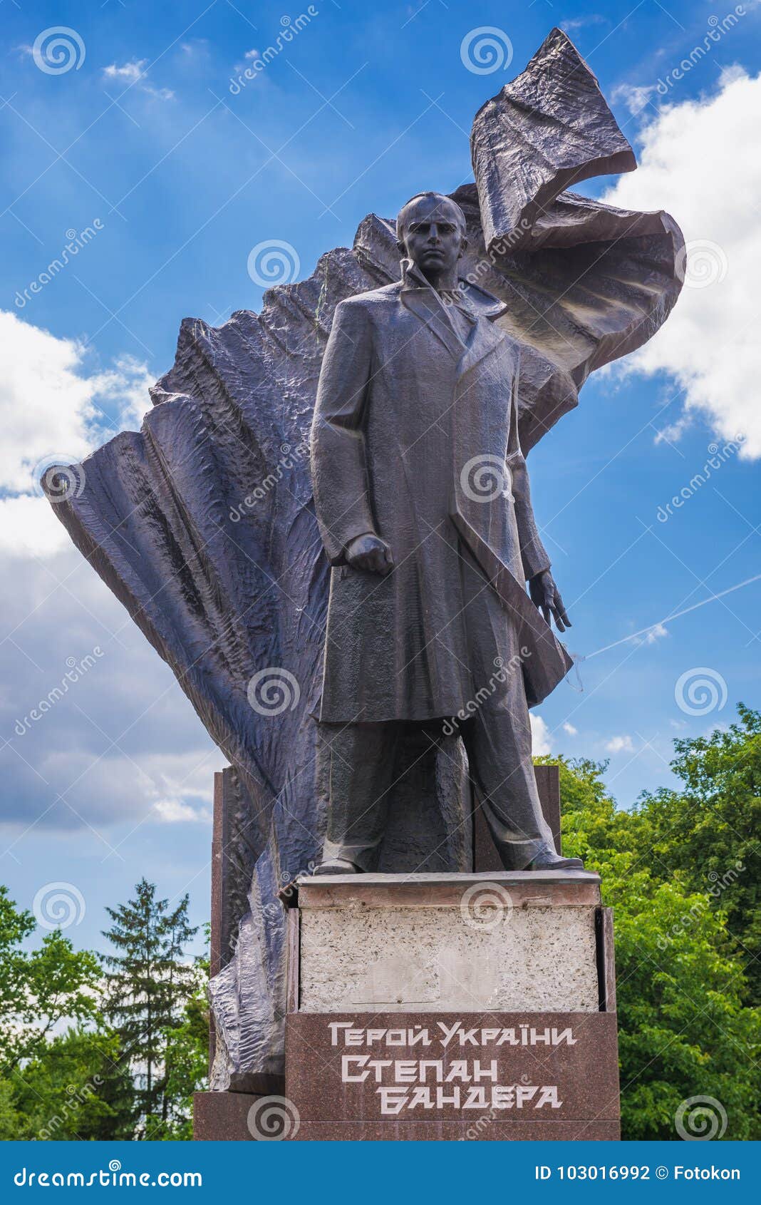 statue of stepan bandera