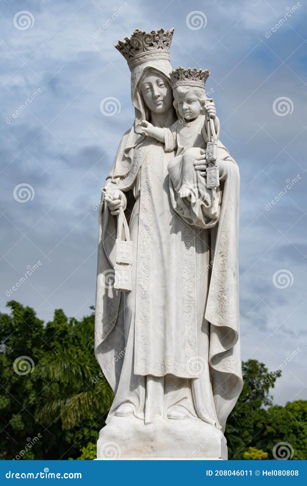 statue of virgin mary with son jesus, both with crown, marble statue on cemetery cementerio santa ifigenia, santiago de cuba, cuba