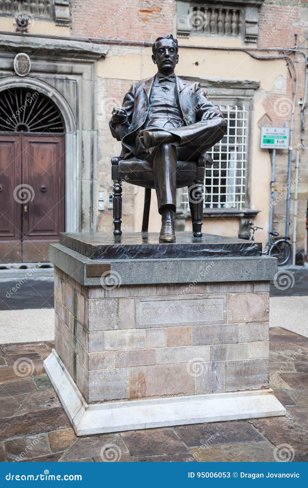 Statue von Puccini redaktionelles stockfoto. Bild von james