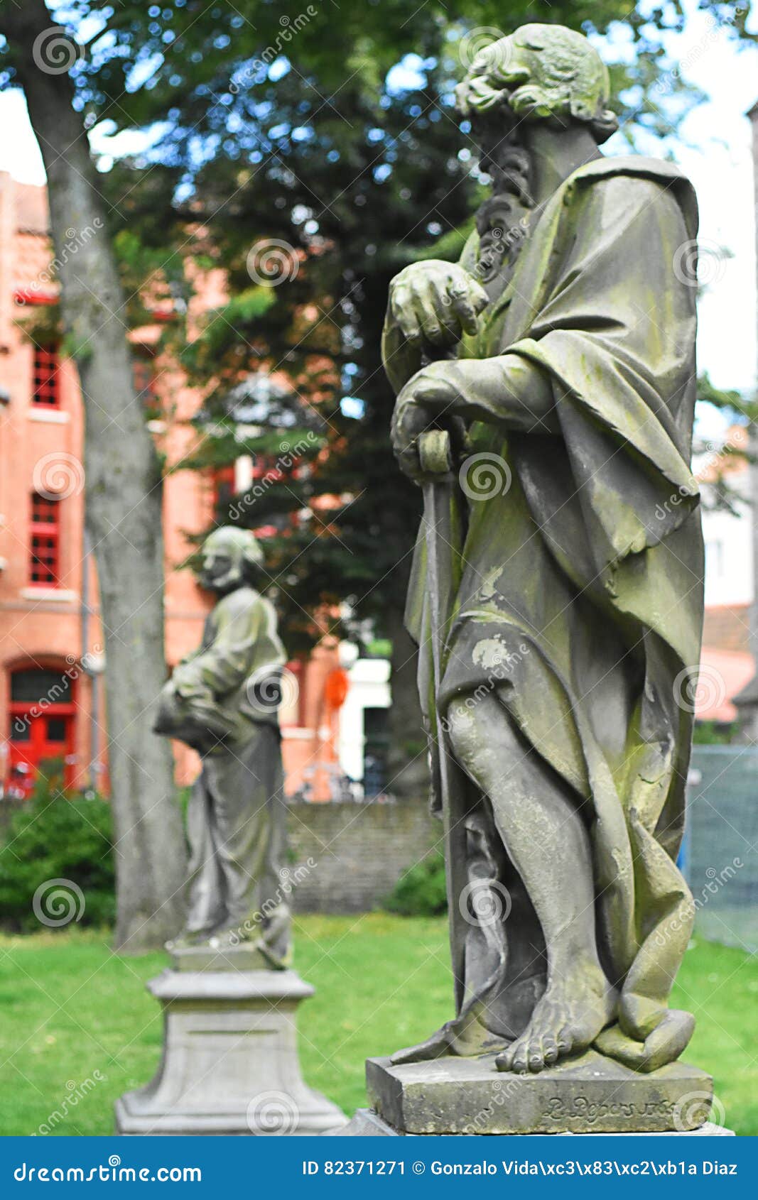 statues front brugge cathedral