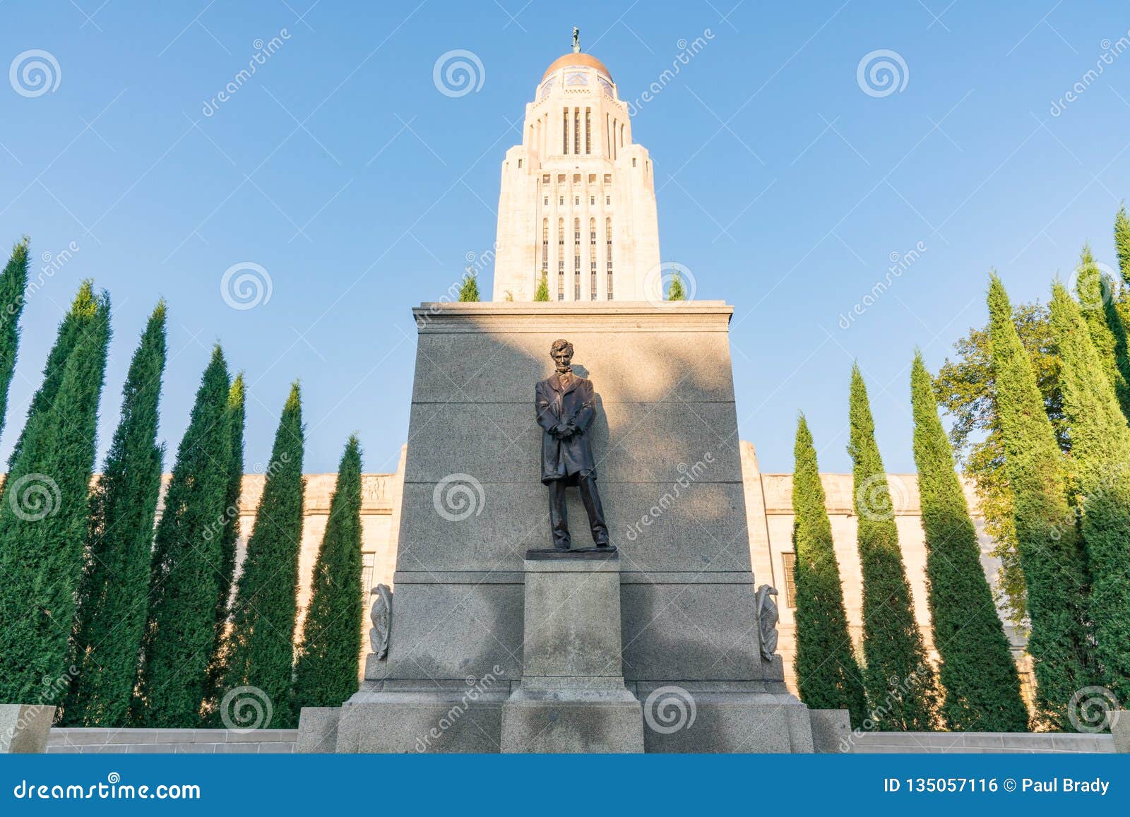 lincoln statue at the nebraska capitol building