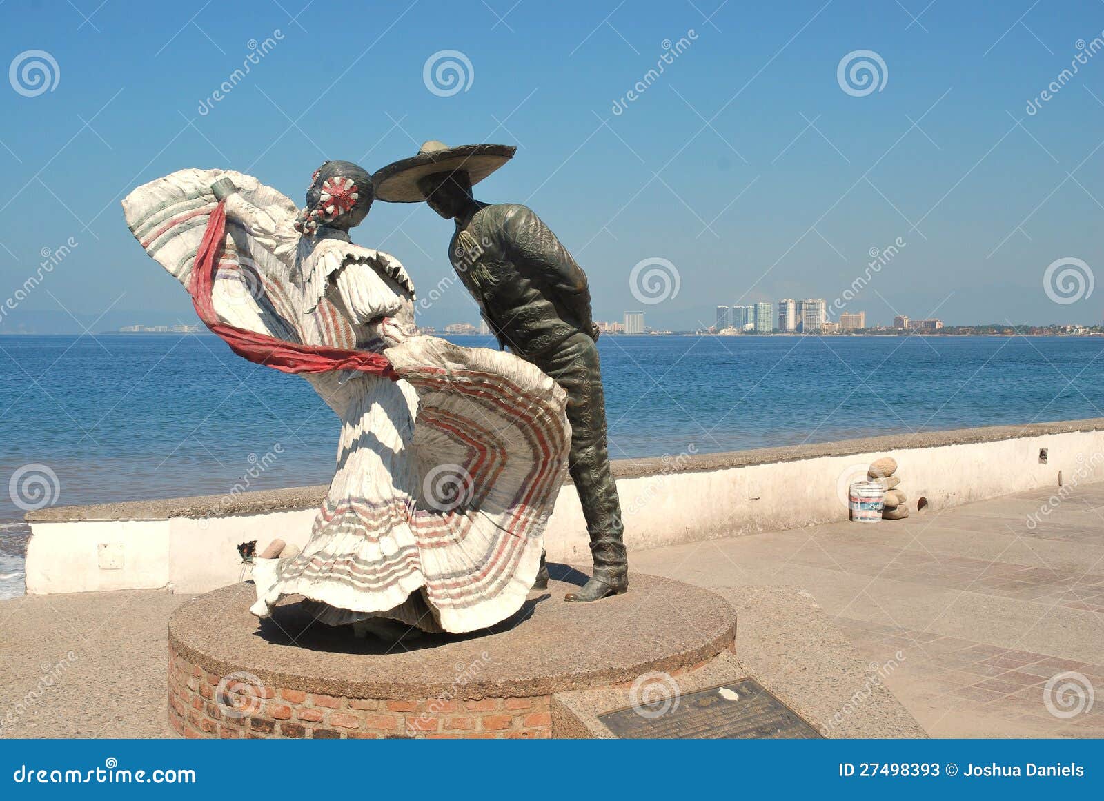 statute of dancing couple on the malecÃÂ³n