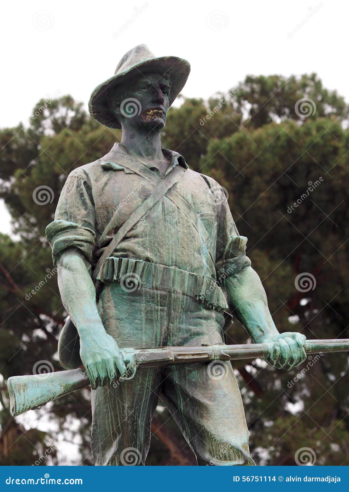 Staty som finnas i Santa Anita Park Grön rostig patriotisk krigstaty