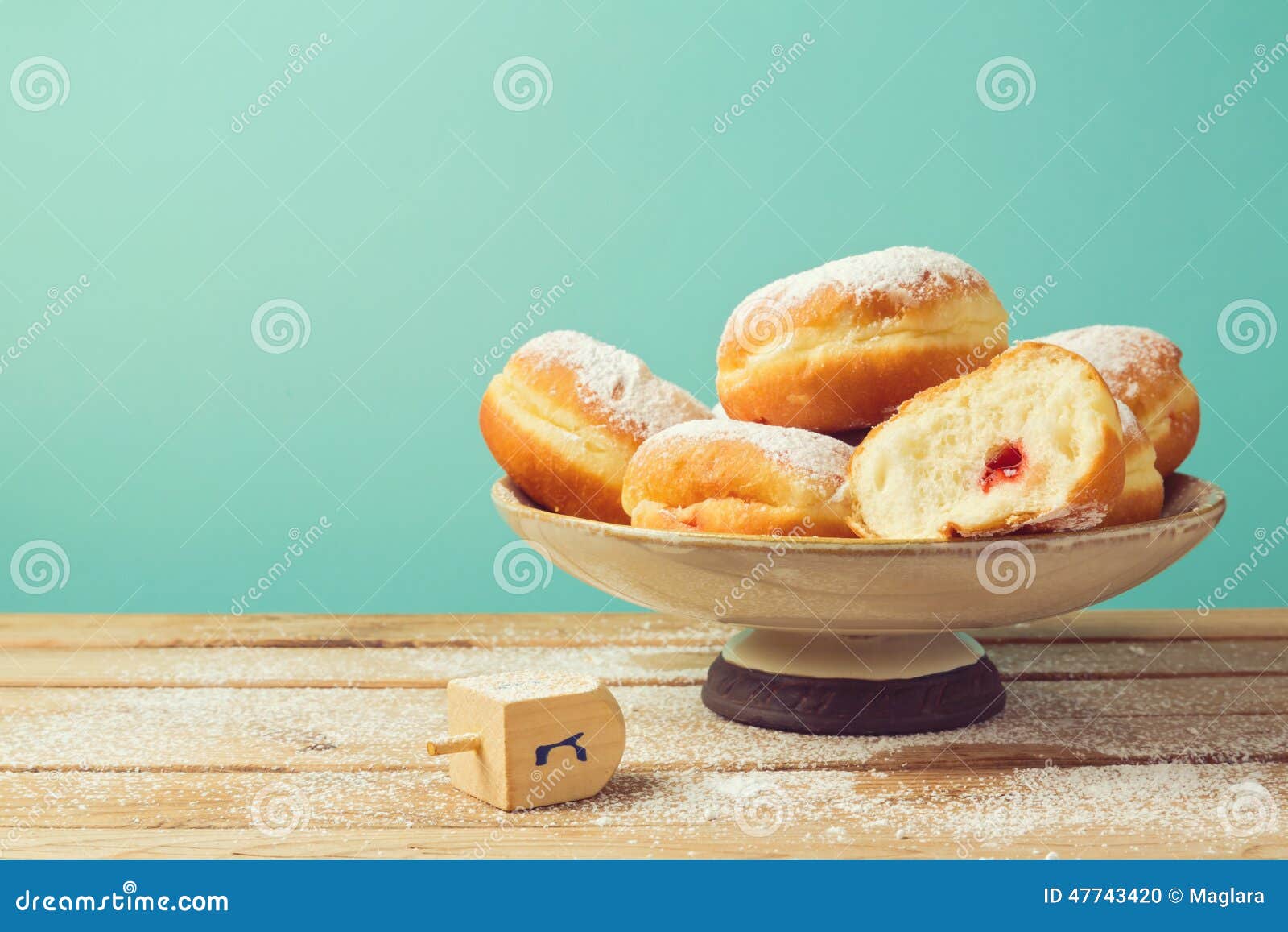 Stauen Sie Donuts Mit Puderzucker Für Chanukka-Feiertagsfeier Stockfoto ...