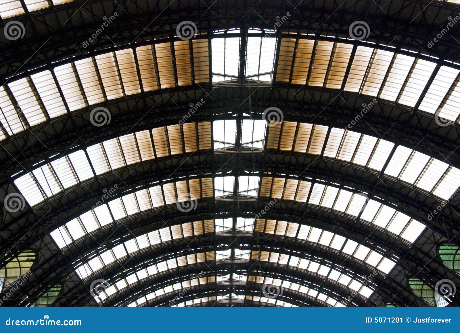 Stazione di Milano. La stazione ferroviaria centrale di Milano - l'Italia - copra il particolare