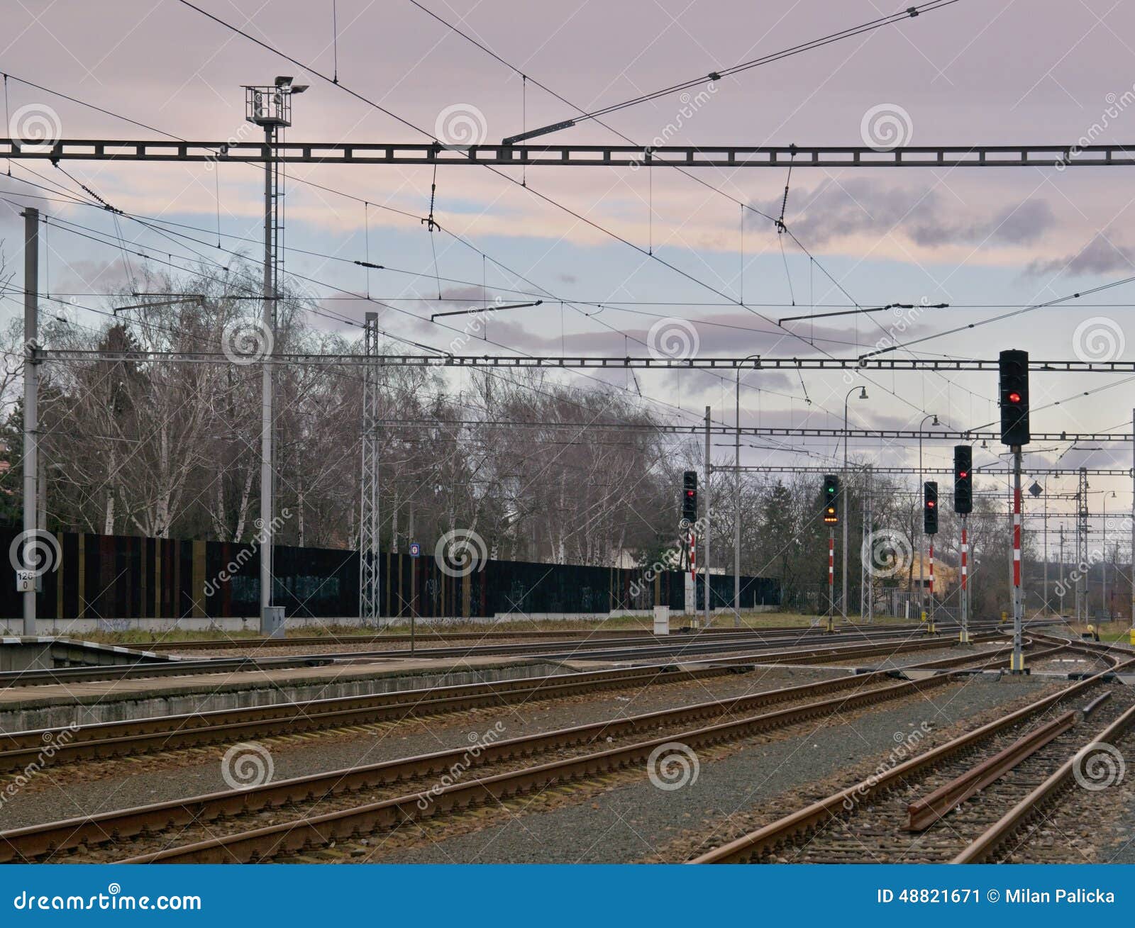 Stazione ferroviaria britannica. Testa della stazione ferroviaria e semafori