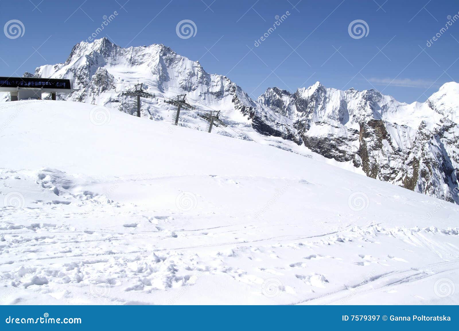 Montagne di Caucaso. Dombaj. Stazione sciistica