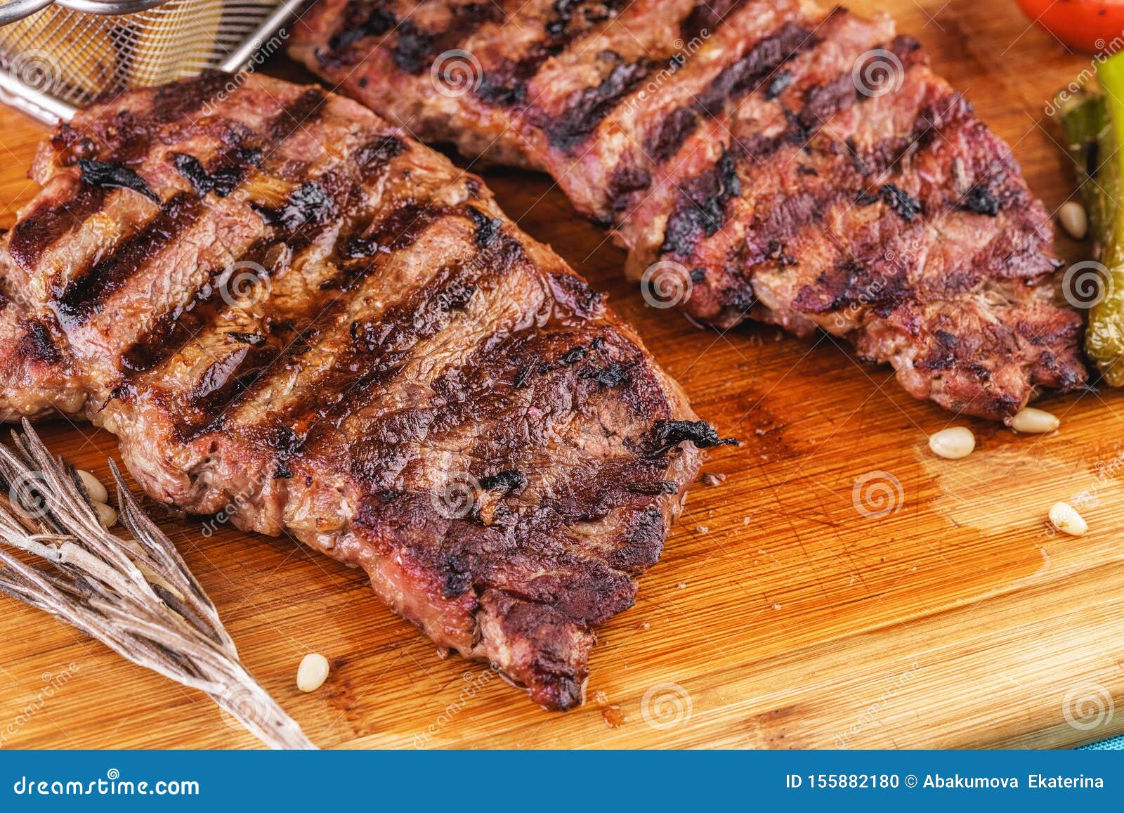 Steak Aus Gegrilltem Rindfleisch Mit Gegrilltem Pfeffer, Zwiebelringen ...