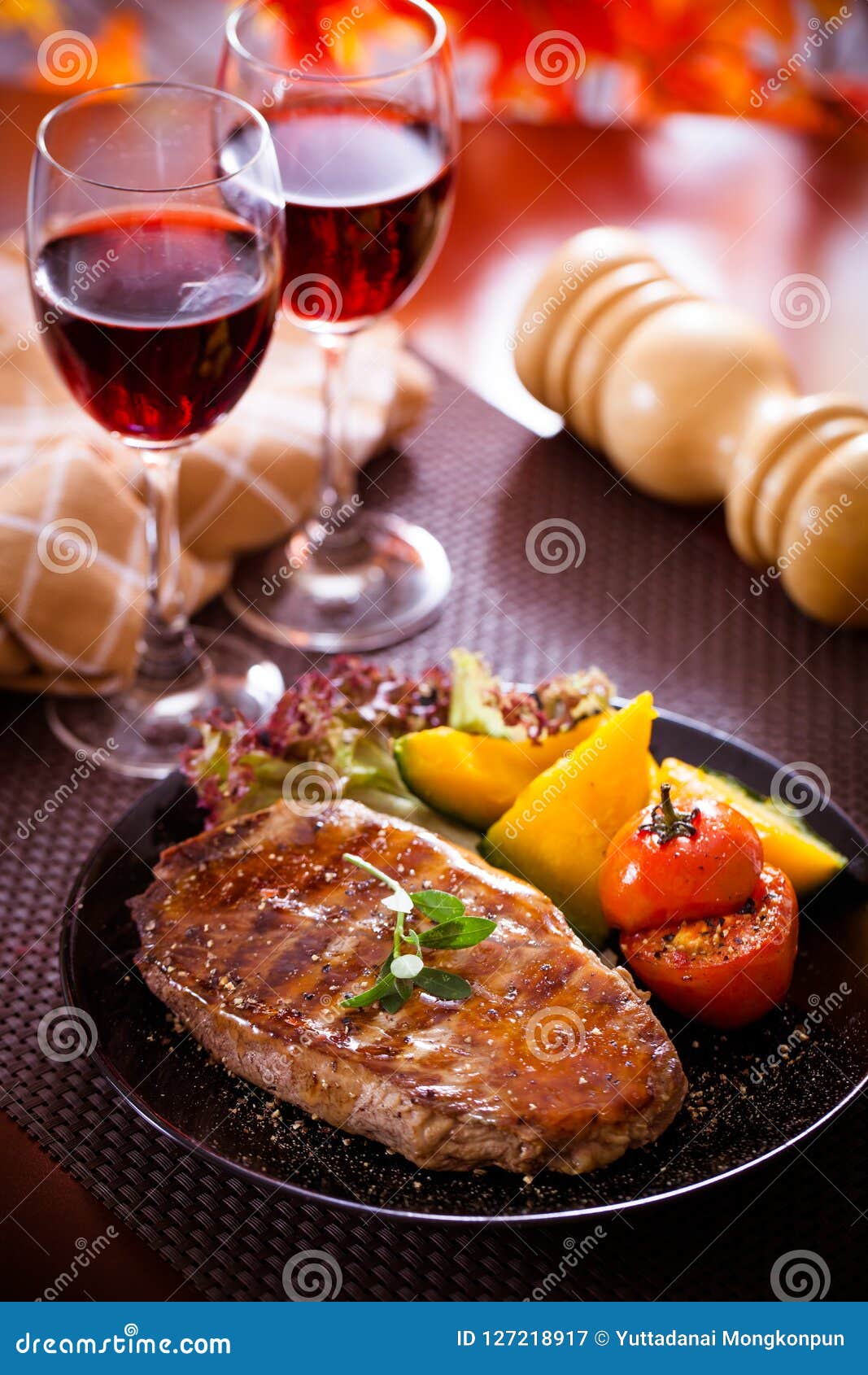 Steak und Rotwein stockbild. Bild von gegrillt, nahrung - 127218917