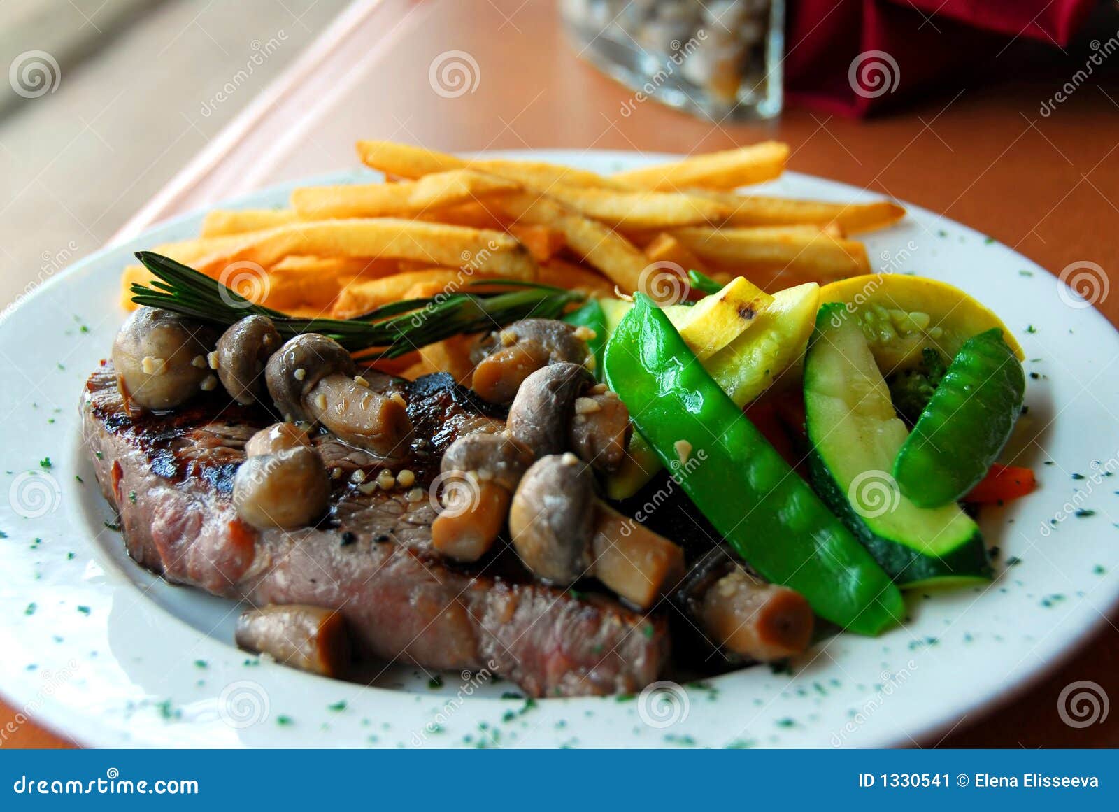 Steakabendessen mit Gemüse und Fischrogen