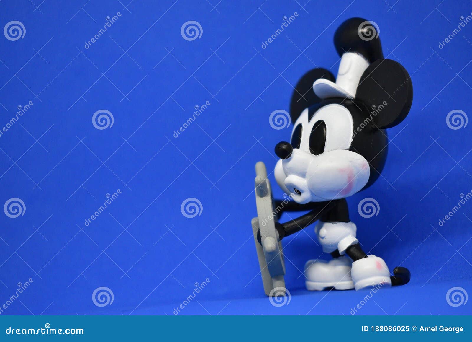 Những hình ảnh liên quan đến Steamboat Willie Mickey Mouse sẽ xua tan đi mọi căng thẳng, đem lại cho bạn cảm giác thư giãn và vui vẻ. Hãy cùng tới và chiêm ngưỡng những hình ảnh tuyệt vời này để khám phá và tận hưởng niềm vui với chú chuột Mickey.