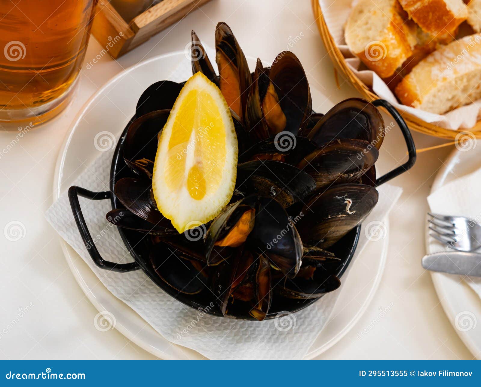 steamed mussel served with lemon