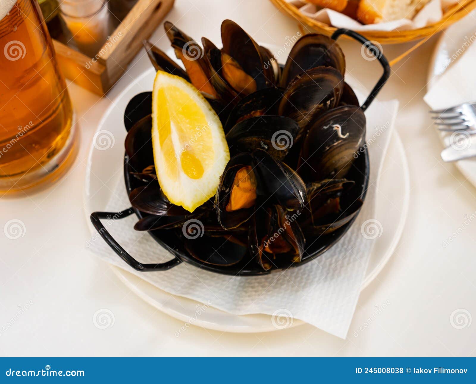 steamed mussel served with lemon