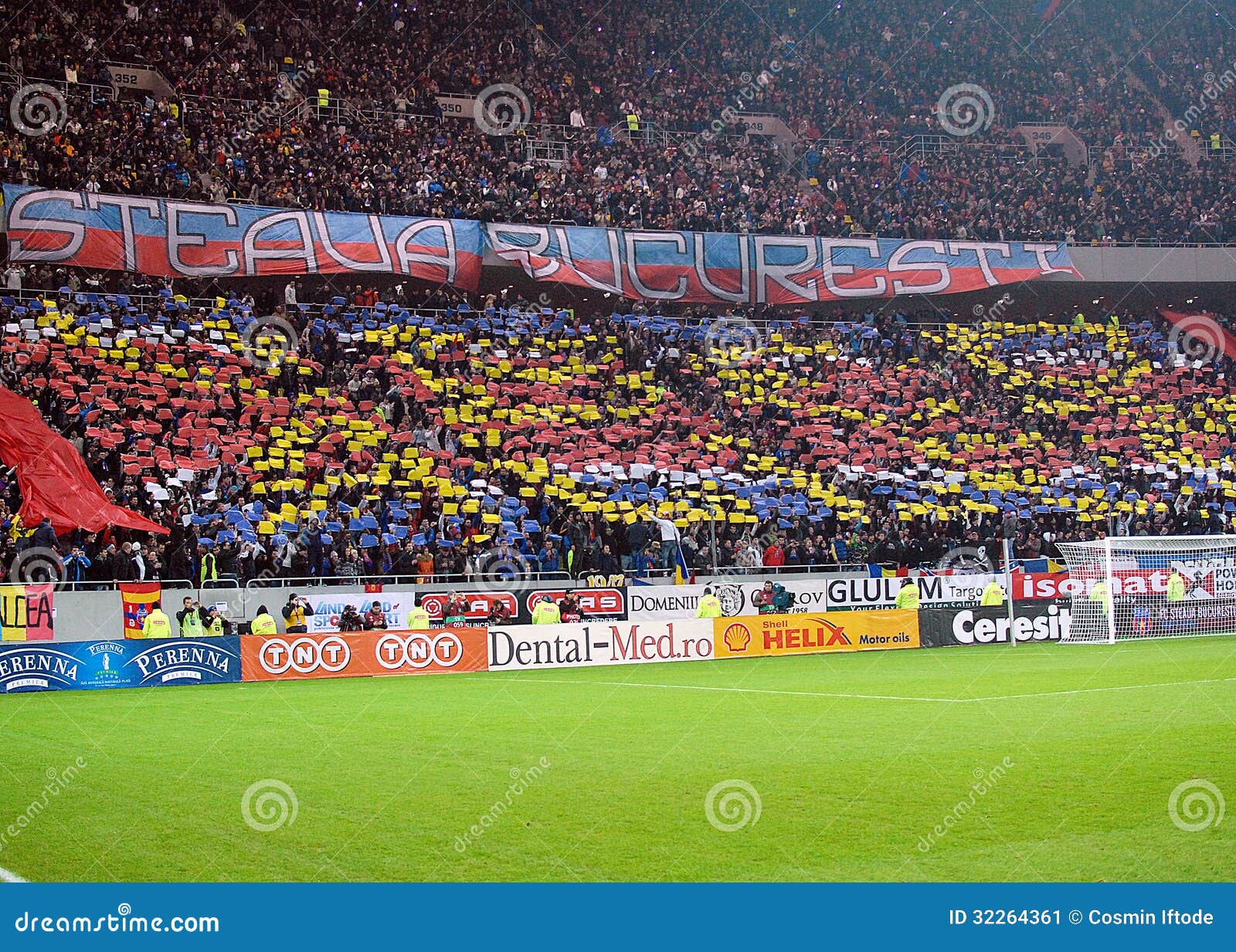 Soccer - UEFA Champions League - Group H - Steaua Bucharesti v Arsenal -  Steaua Stadium. Steaua Bucharesti, team group Stock Photo - Alamy