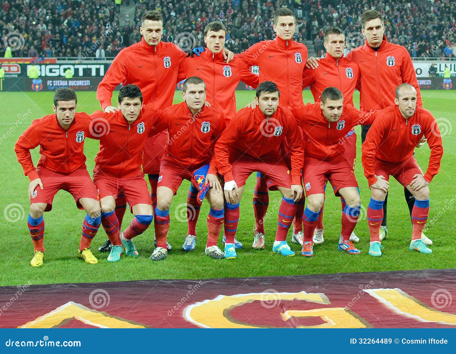 Steaua Bucharest Line Up Against VfB Stuttgart Editorial Stock Image -  Image of bombs, header: 32264489