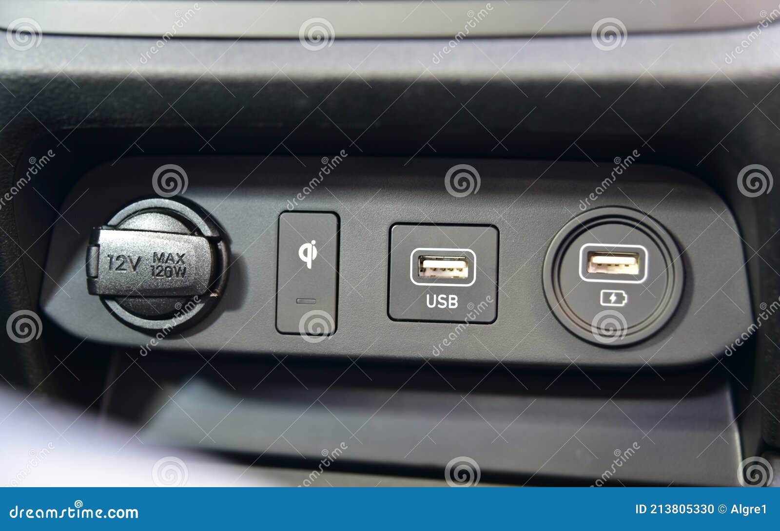 Steckdose Und USB-Anschluss Im Auto Schutzhülle Stockfoto - Bild von  netzkabel, zusatz: 213805330