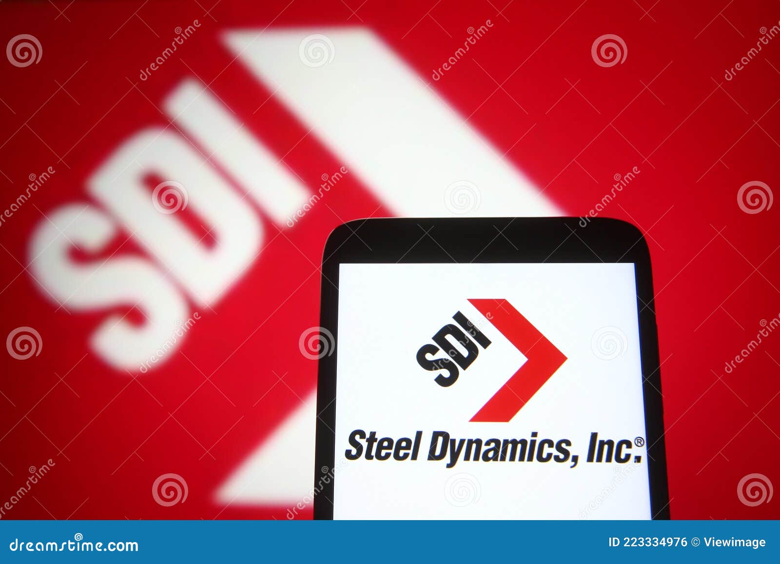 Steel Dynamics, Inc. logo foto editorial. Imagen de pantalla 223334976