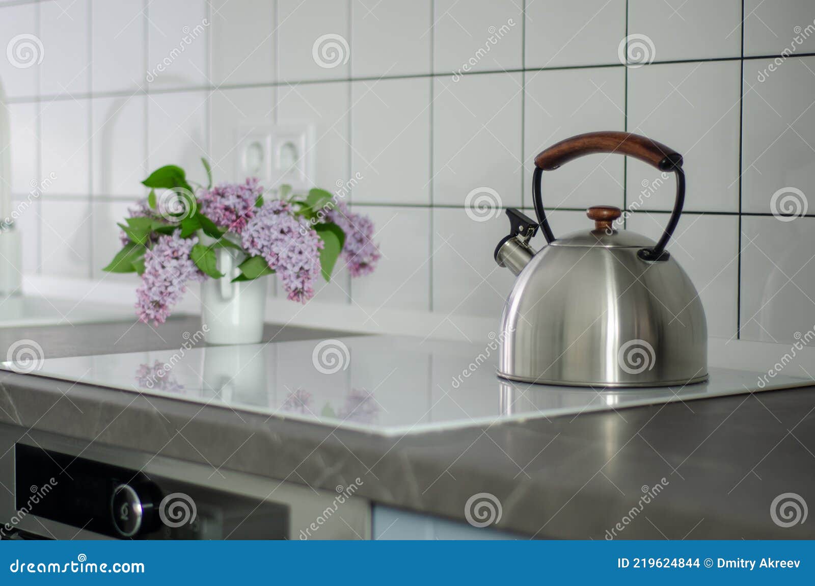 https://thumbs.dreamstime.com/z/steel-kettle-modern-kitchen-induction-stove-219624844.jpg