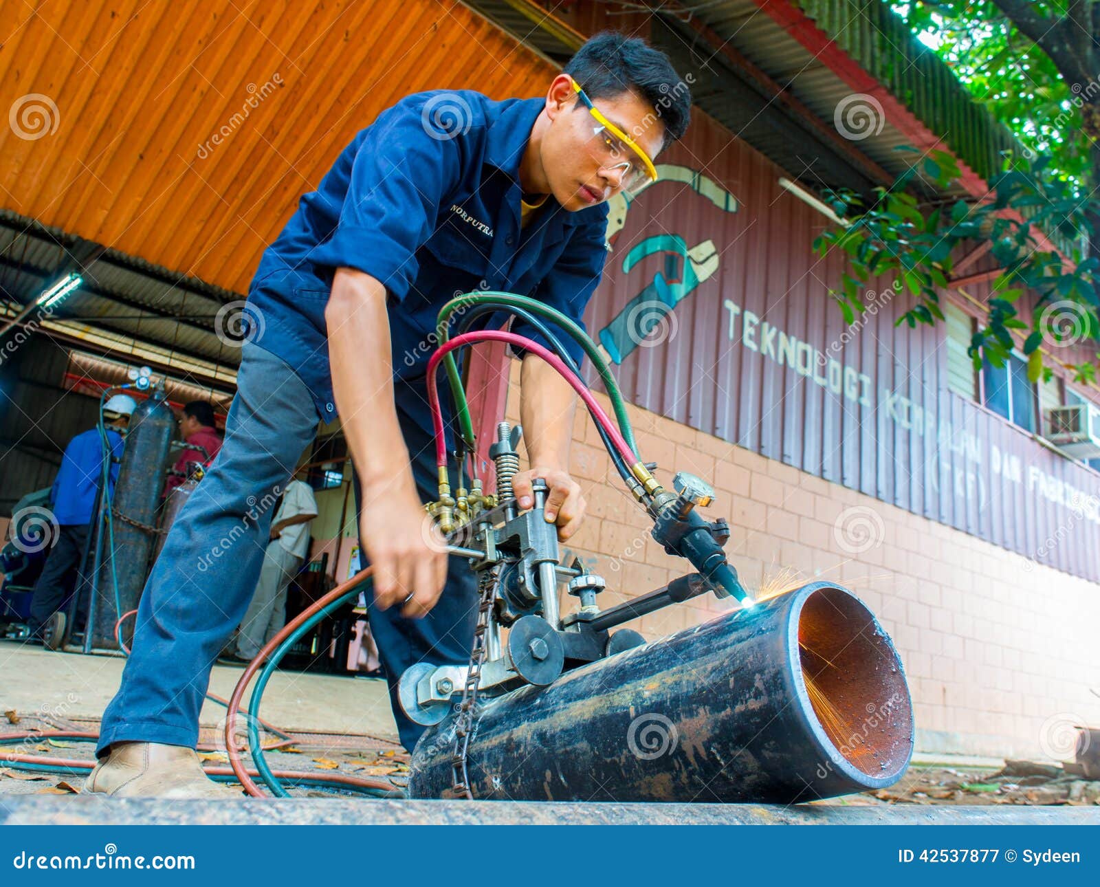 Steel pipe cutting editorial photography. Image of worker 42537877