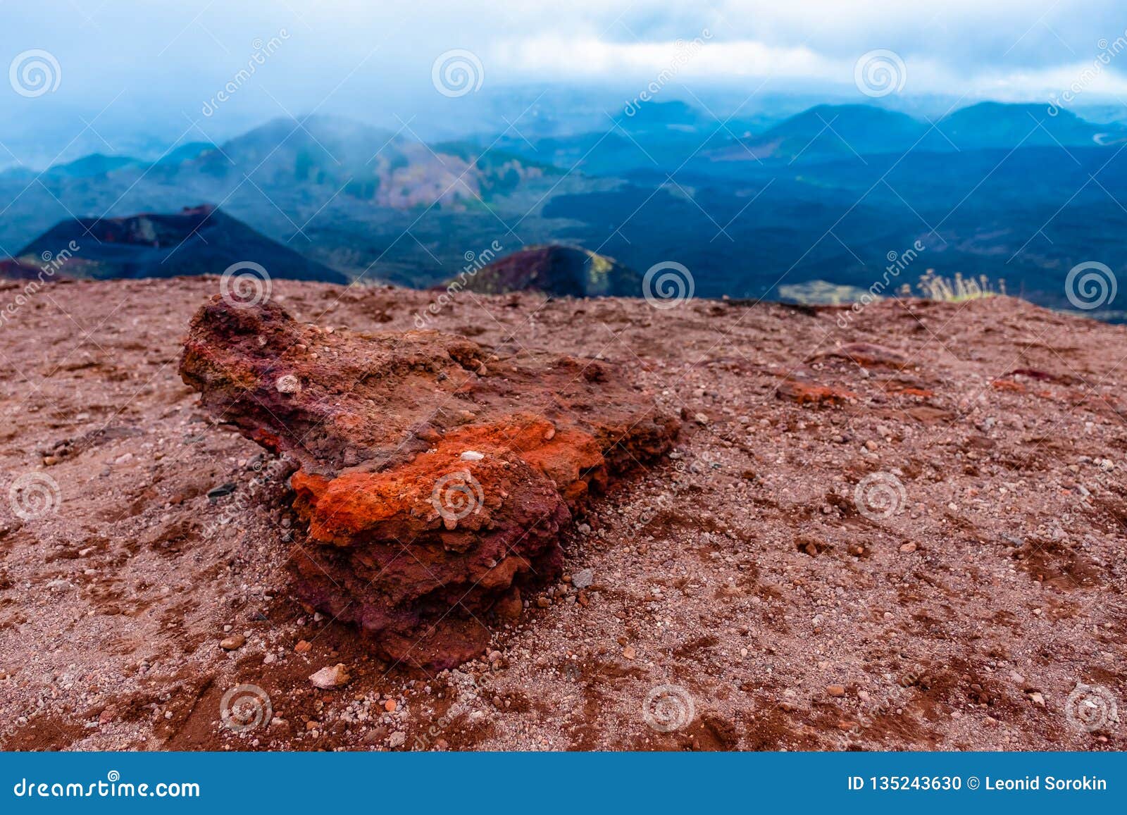 Steen van de aard de abstracte rode lava bij helling van de vulkaan van Etna, Sicilië, Italië. Steen van de aard de abstracte rode lava met details van vulkanische stenen bij helling van de vulkaan van Etna, Sicilië, Italië