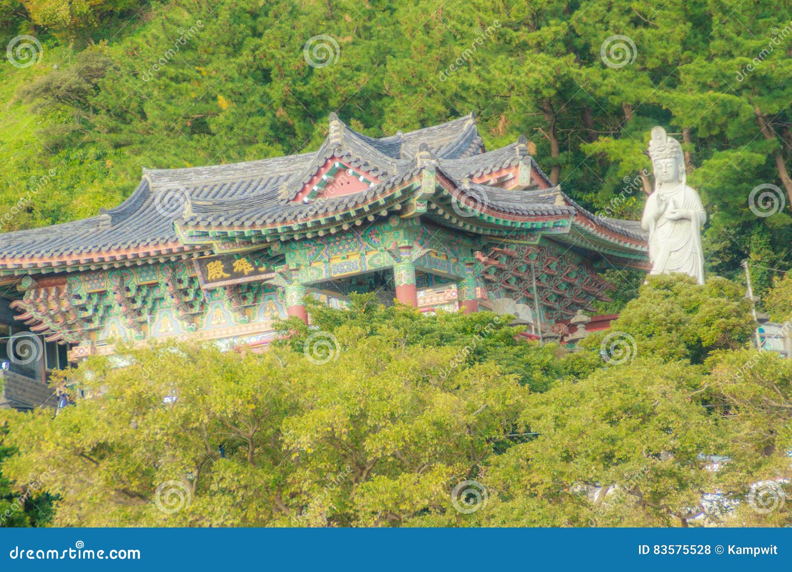 Steenstandbeeld van gwanseeum-Bosal bij Sanbangsa-Tempel Ook het geweten. Steenstandbeeld van gwanseeum-Bosal bij Sanbangsa-Tempel Ook Guanyin of Guanshiyin genoemd, die wordt de Godin van genade, van Chinese volksgodsdienst wordt beïnvloed Wijd verering in het Oosten & Zuidoost-Azië