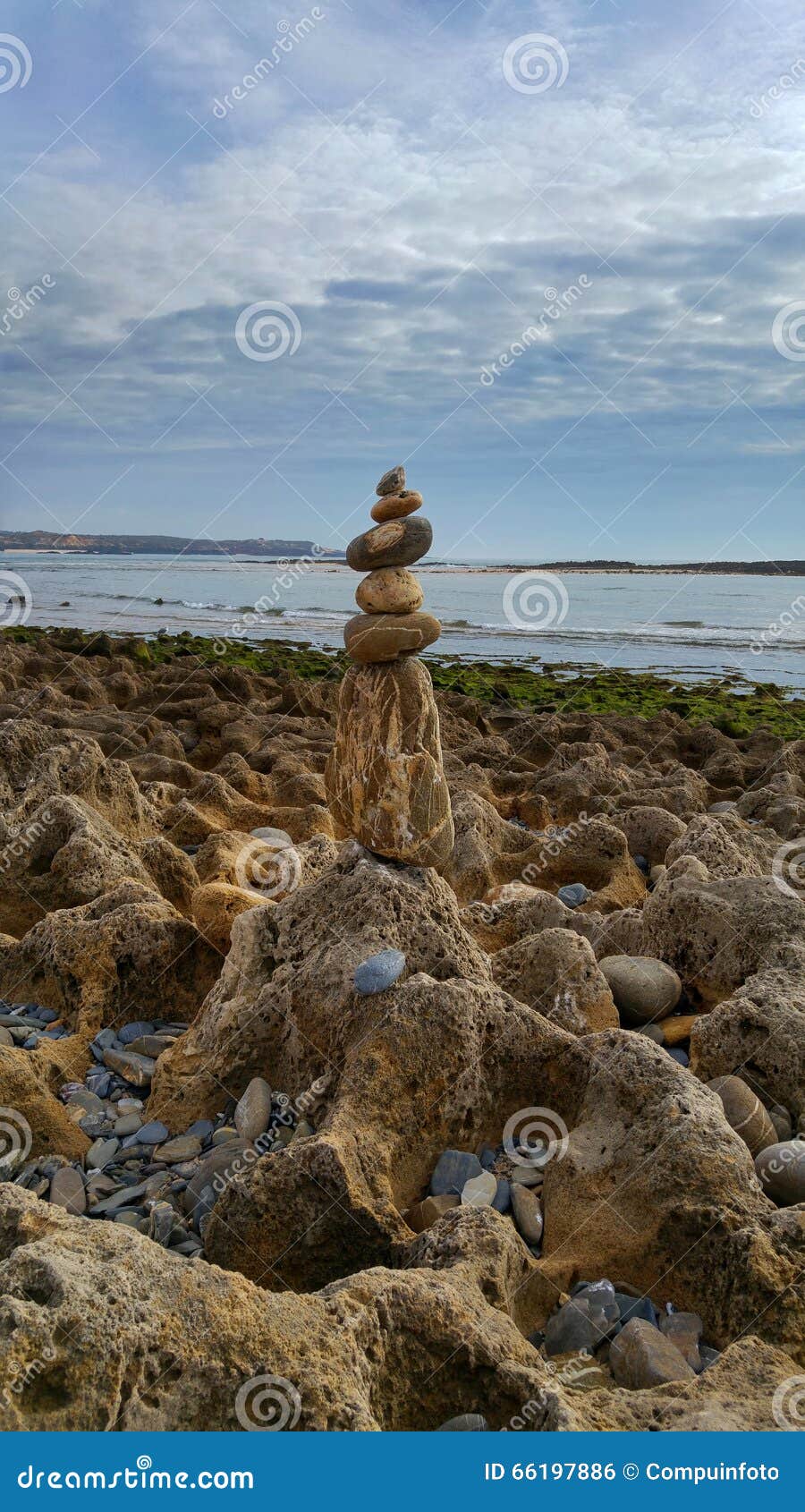 Stein Staplungsstapel. Entsteinen Sie Staplungsstapel auf dem Strand von Milfontes in Portugal