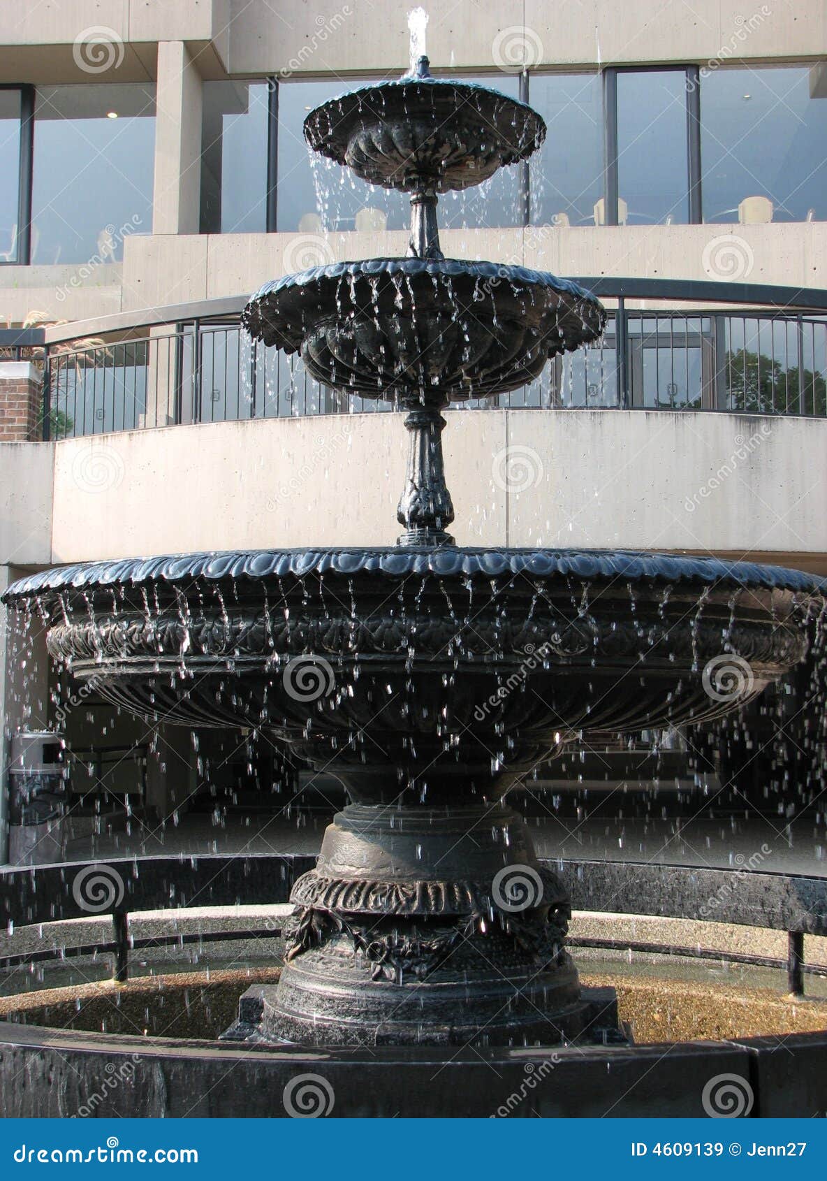 Schwarzer Steinbrunnen auf Duquesne Campus in Pittsburgh, PA