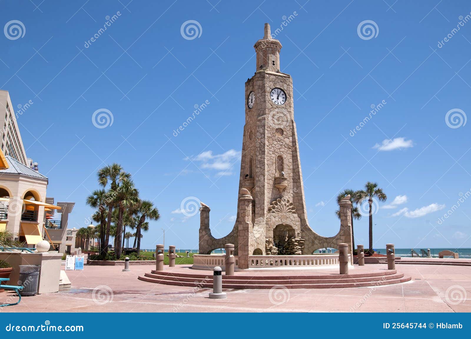 Daytona Beach hat einen schönen Steinglockenturm, zum seiner Gäste zu grüßen und hält sie bewusst  der Zeit.