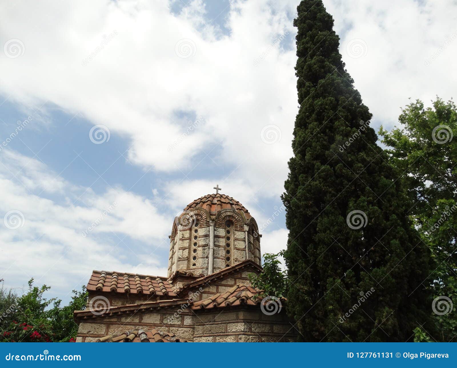 Steinhaube der griechisch-orthodoxen Kirche. Griechisch-orthodoxe Kirche, errichtet in der byzantinischen Art des alten Steins mit einem mit Ziegeln gedeckten Dach, kleine runde Fenster, eine Steinhaube, die mit einem vier-spitzen Kreuz gekrönt wird