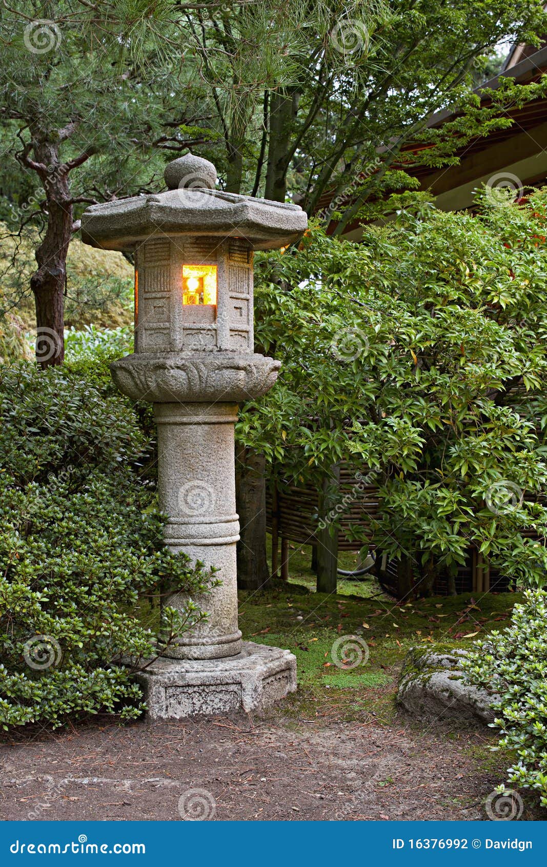 Steinlaterne An Japanischem Garten 2 Stockfoto Bild von
