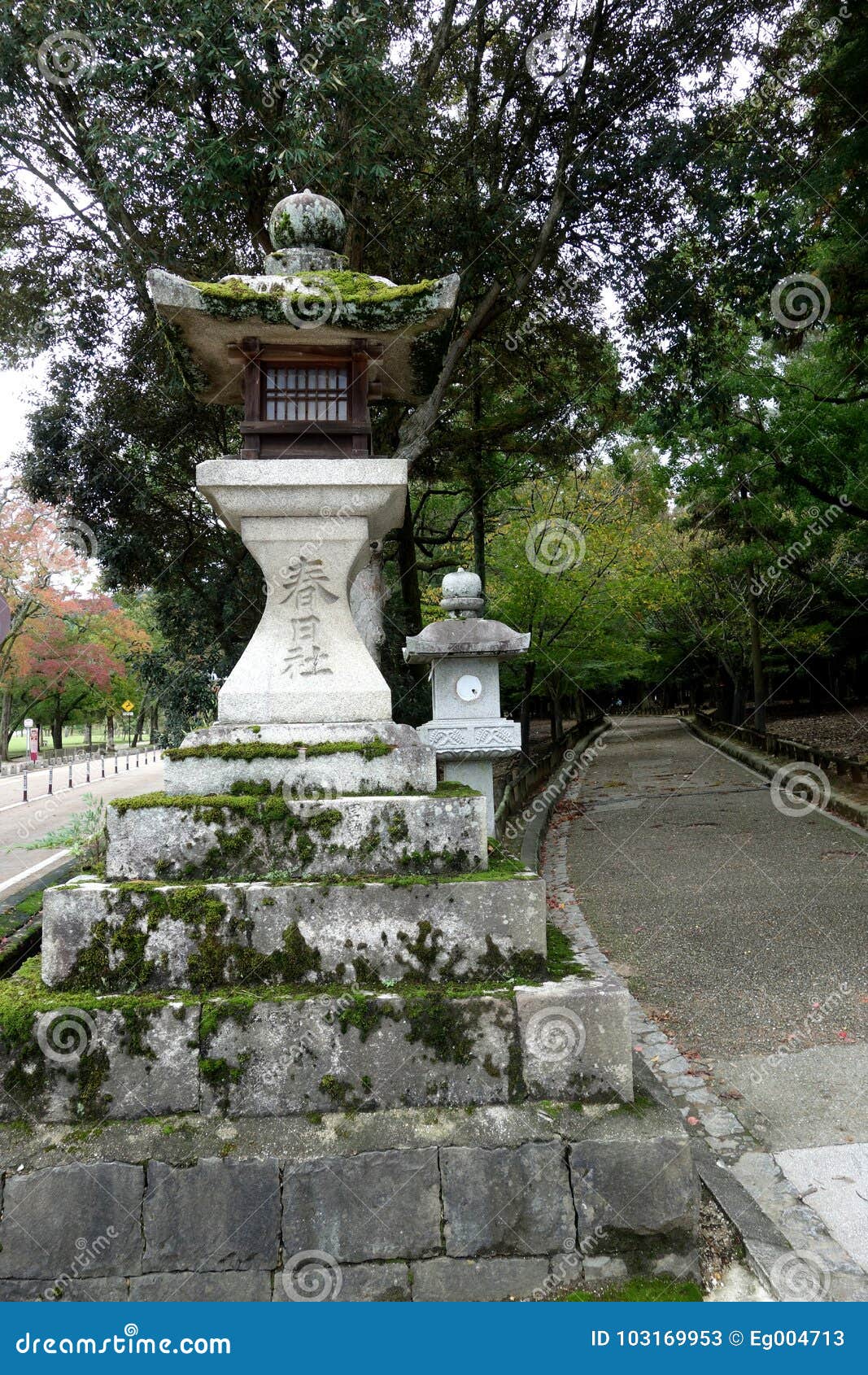 Steinlaternen Nara, Japan. Steinlaternen an östlichem großem Tempel Todai-ji T?dai-ji ist ein Komplex des buddhistischen Tempels, der in der Stadt von Nara, Japan gelegen ist Sein großer Buddha Hall bringt die größte Bronzestatue der Welt des Buddhas Vairocana unter, einfach bekannt auf japanisch als Daibutsu Sein großer Buddha Hall bringt die Welt-` s größte Bronzestatue des Buddhas Vairocana unter, einfach bekannt auf japanisch als Daibutsu Der Tempel ist eine aufgeführte UNESCO-Welterbe-Site als historische Denkmäler von altem Nara, zusammen mit sieben anderen Sites einschließlich Tempel, Schreine und Plätze in der Stadt von Nara