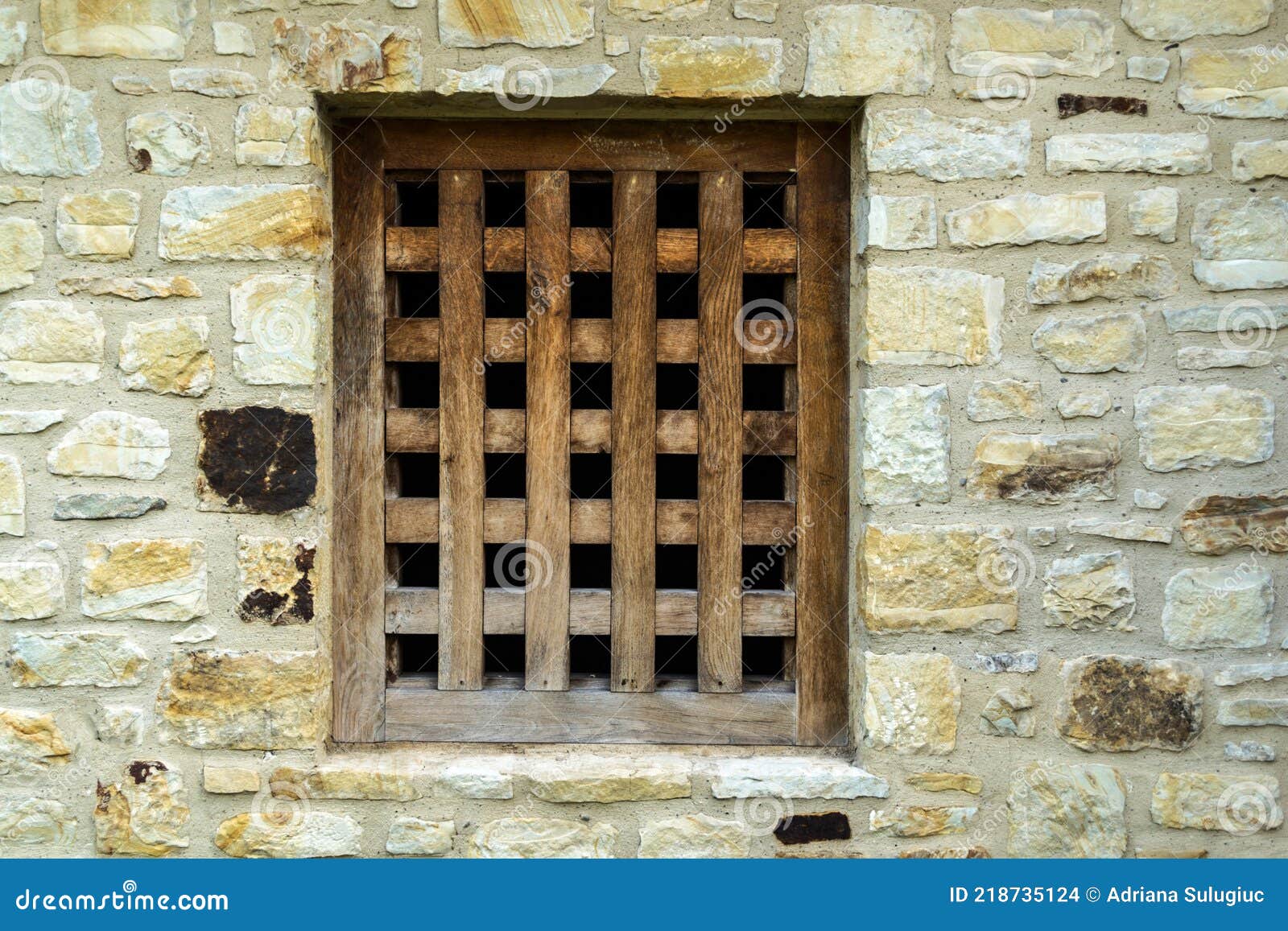 Steinmauer mit Holzfenster stockfoto. Bild von rasterfeld 218735124