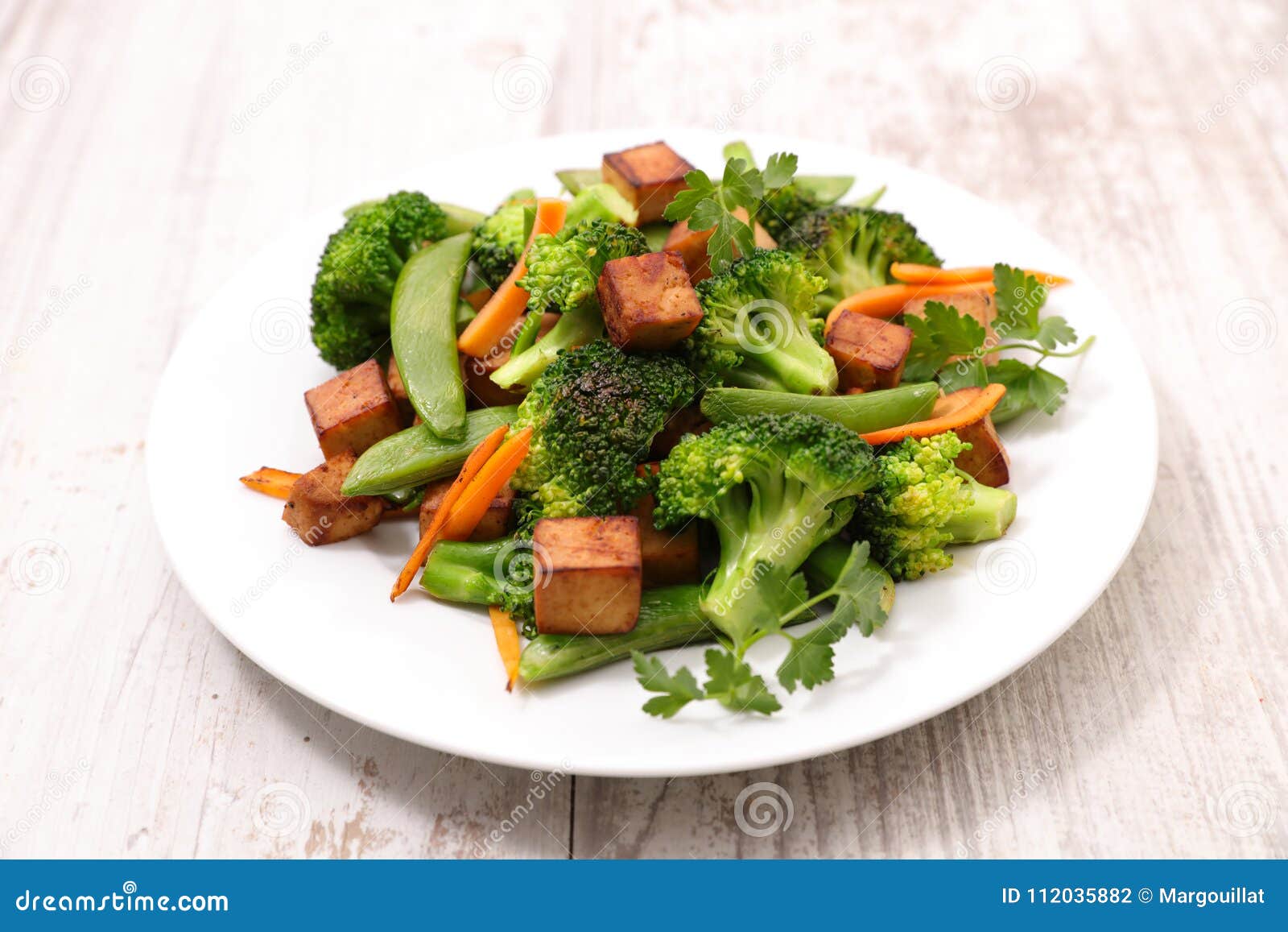 Stekt tofu och grönsak som lagas mat med sojasås