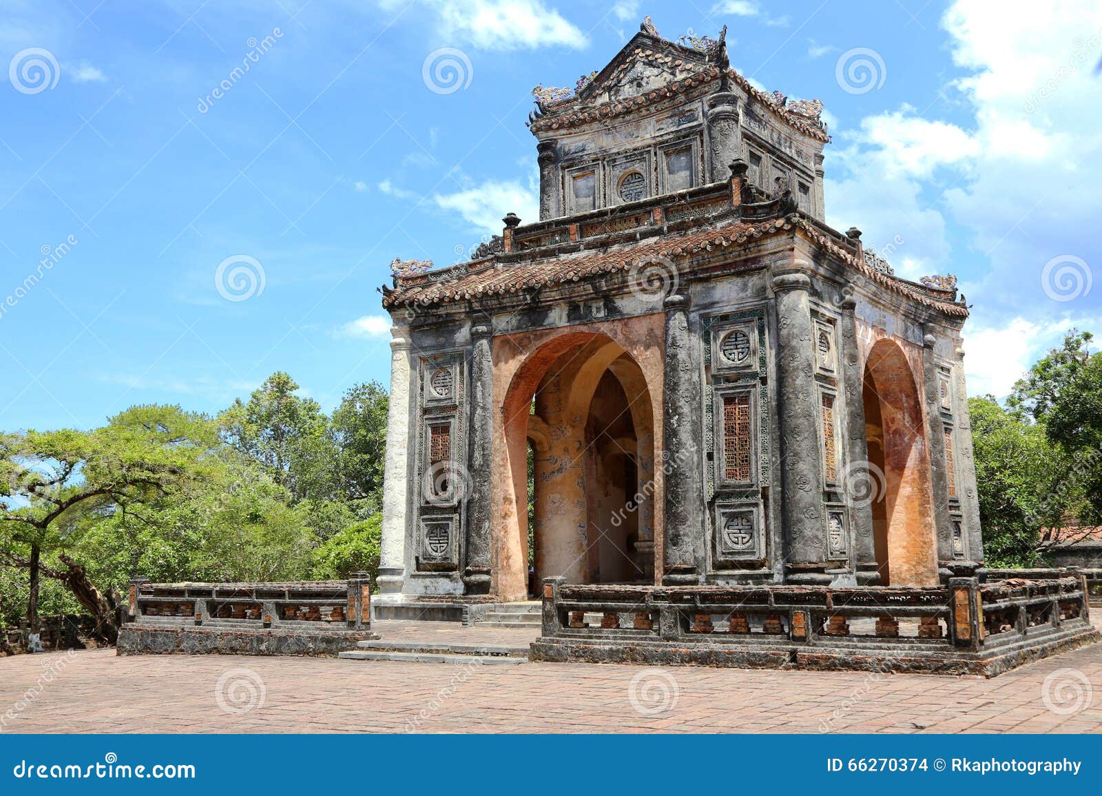 Stelepaviljoen bij het graf van Keizer Turkije Duc, dichtbij Tint, Vietnam