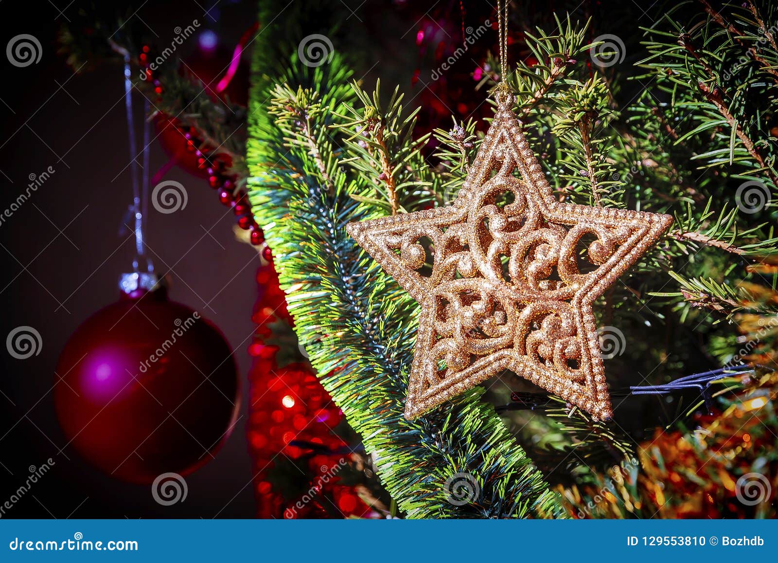 Stella Sull Albero Di Natale.Stella Dorata Sull Albero Di Natale Fotografia Stock Immagine Di Cartolina Dorato 129553810